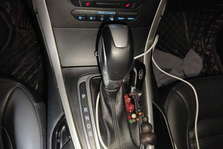 Used Ford Edge 2016 EcoBoost 245 Two-Wheel-Drive Platinum Edition 7-Seater Gear Lever