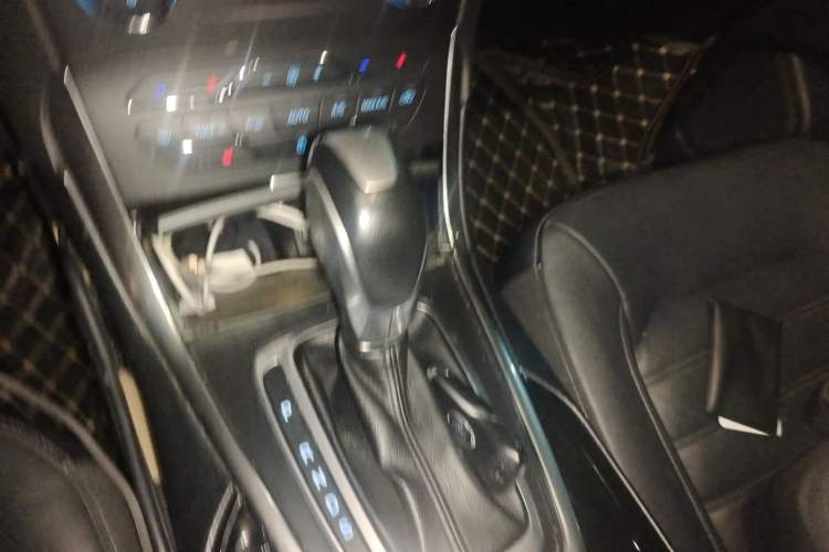 Used Ford Edge 2016 EcoBoost 245 Two-Wheel-Drive Titanium 7-Seater Gear Lever