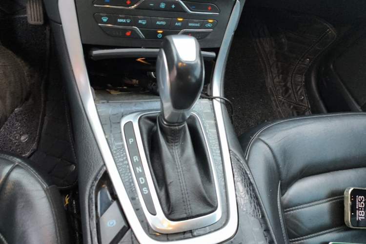 Used Ford Edge 2016 EcoBoost 245 Two-Wheel-Drive Titanium 7-Seater Gear Lever