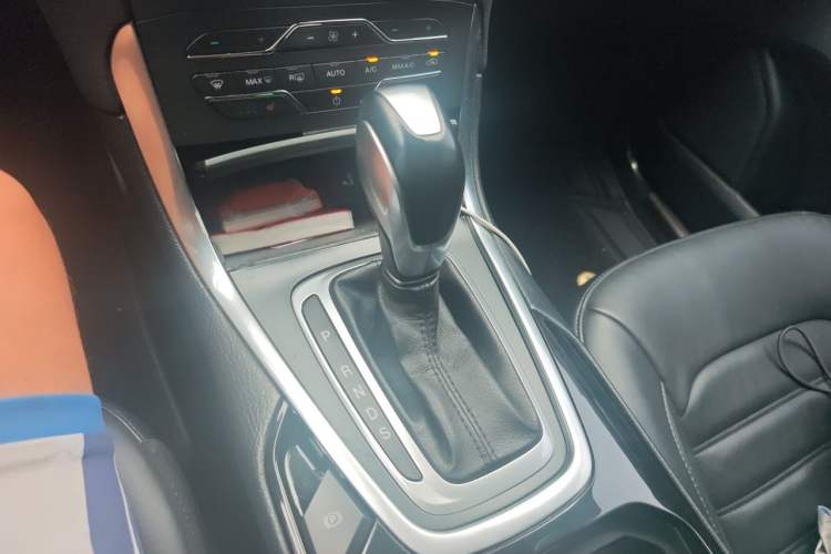 Used Ford Edge 2016 EcoBoost 245 Two-Wheel-Drive Titanium 7-Seater Gear Lever
