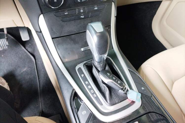 Used Ford Edge 2016 EcoBoost 245 Two-Wheel-Drive Titanium 5-Seater Gear Lever