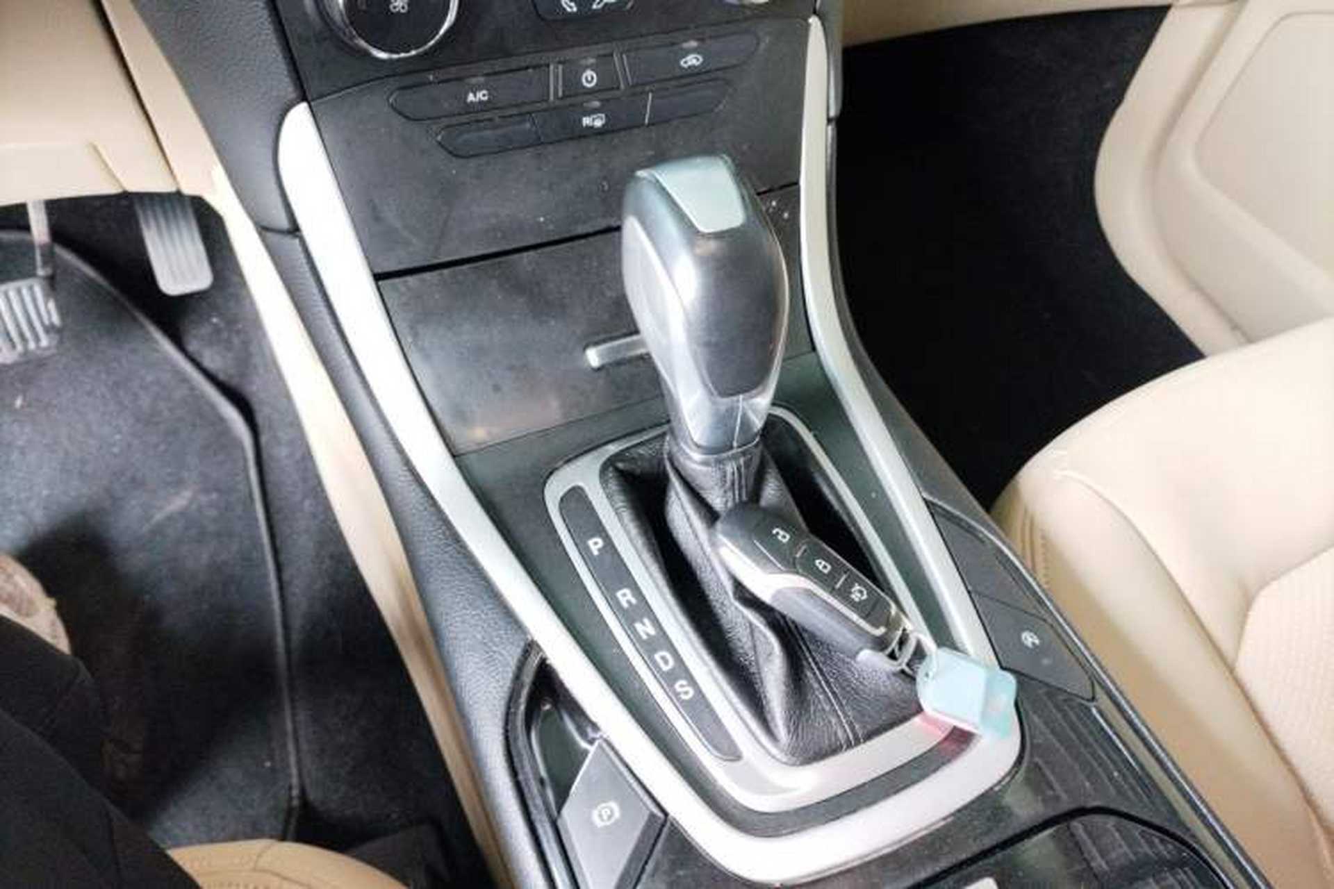 Used Ford Edge 2016 EcoBoost 245 Two-Wheel-Drive Titanium 5-Seater Gear Lever