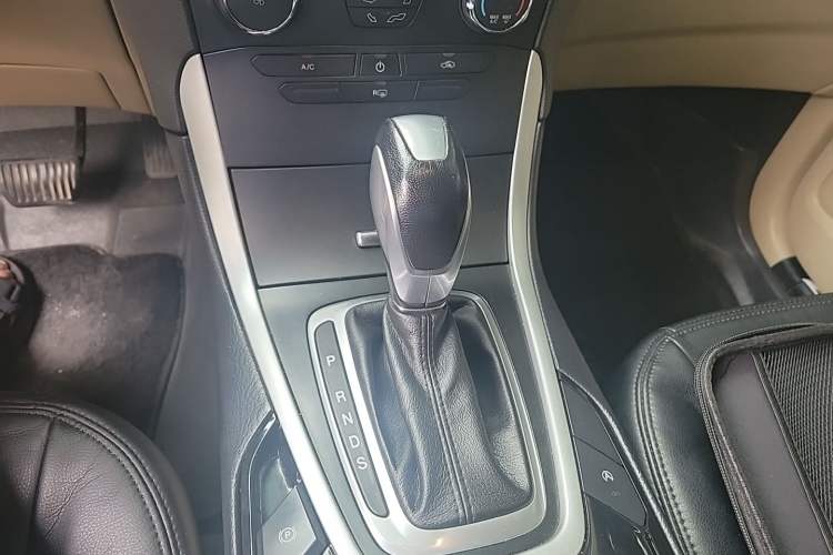 Used Ford Edge 2016 EcoBoost 245 Two-Wheel-Drive Titanium 5-Seater Gear Lever