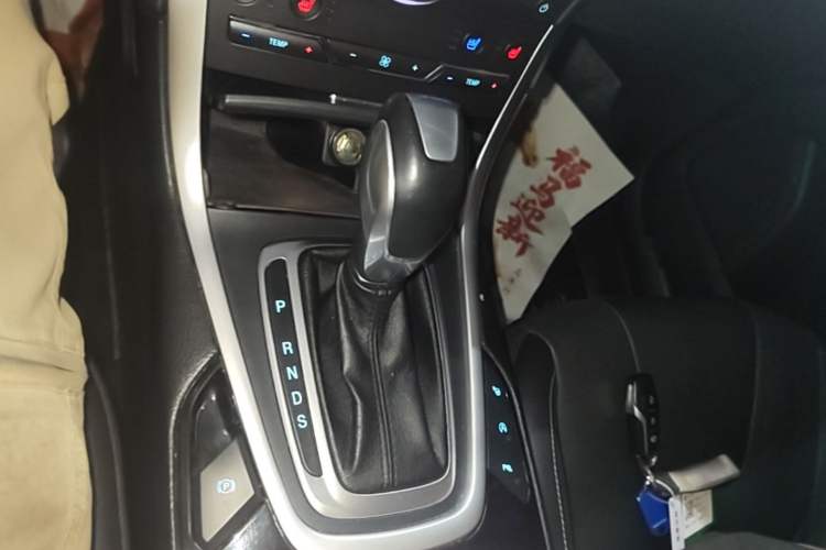 Used Ford Edge 2016 EcoBoost 245 Four-Wheel Drive Titanium 7-Seater Gear Lever