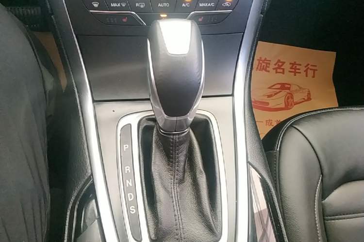 Used Ford Edge 2016 EcoBoost 245 Two-Wheel-Drive Titanium 7-Seater Gear Lever