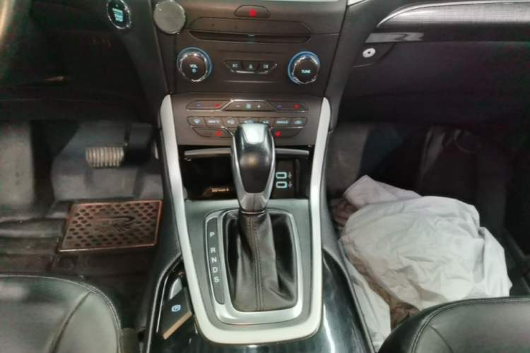 Used Ford Edge 2016 EcoBoost 245 Four-Wheel Drive Titanium Edition 7-Seater Gear Lever