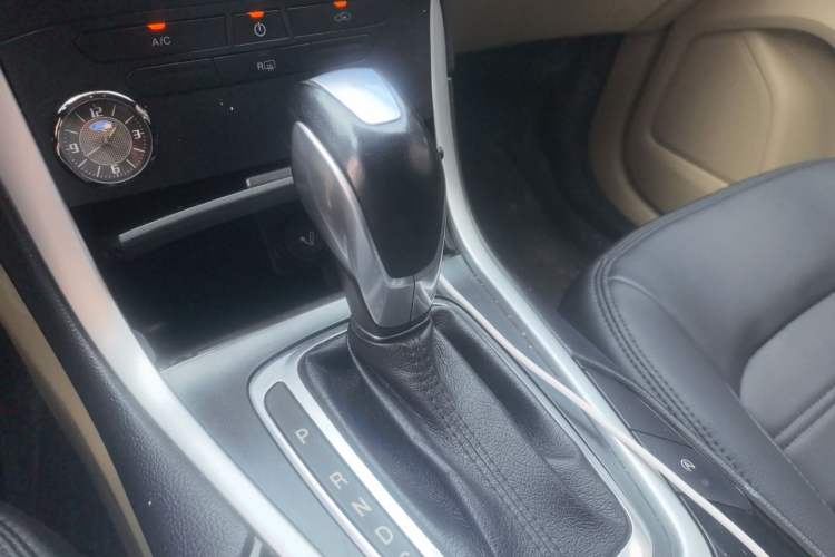 Used Ford Edge 2016 EcoBoost 245 Two-Wheel-Drive Titanium 5-Seater Gear Lever
