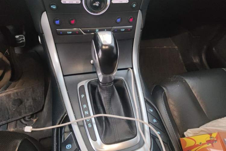 Used Ford Edge 2016 EcoBoost 245 Four-Wheel Drive Titanium 7-Seater Gear Lever