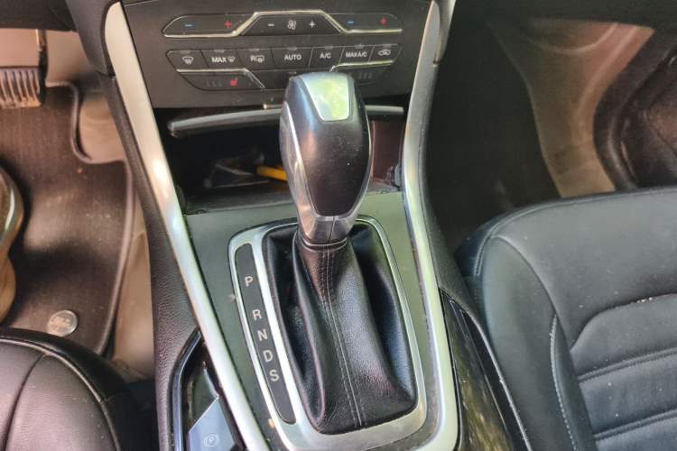 Used Ford Edge 2016 EcoBoost 245 Two-Wheel-Drive Titanium 7-Seater Gear Lever