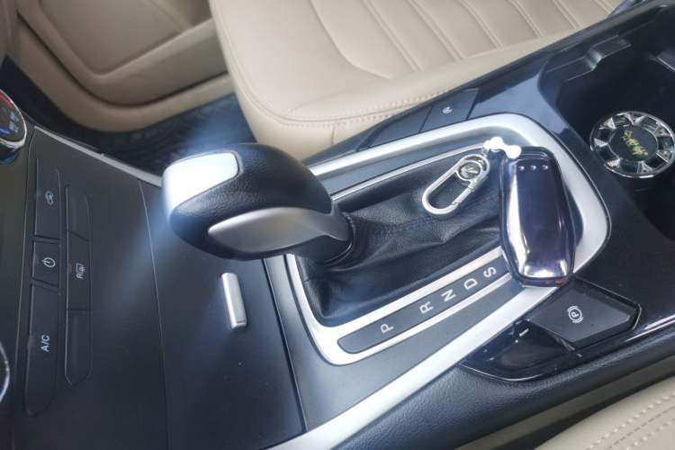 Used Ford Edge 2016 EcoBoost 245 Two-Wheel-Drive Titanium 5-Seater Gear Lever