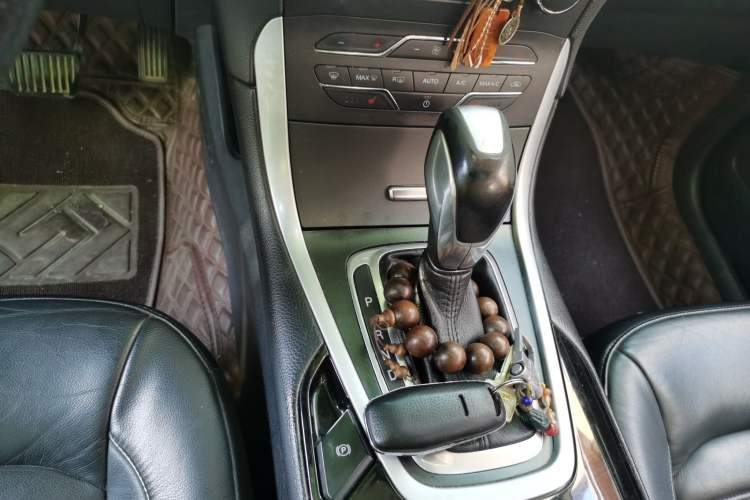 Used Ford Edge 2016 EcoBoost 245 Four-Wheel Drive Titanium Edition 7-Seater Gear Lever