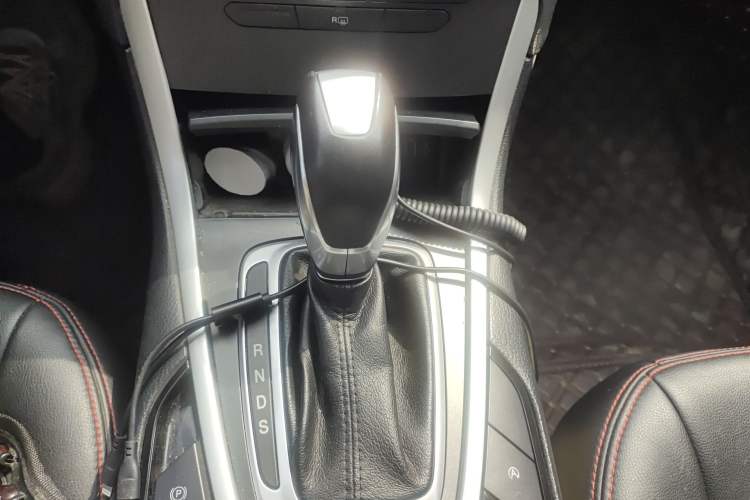 Used Ford Edge 2016 EcoBoost 245 Two-Wheel-Drive Titanium 5-Seater Gear Lever