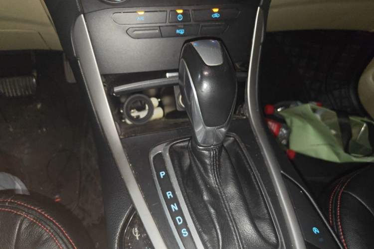 Used Ford Edge 2016 EcoBoost 245 Two-Wheel-Drive Titanium 5-Seater Gear Lever