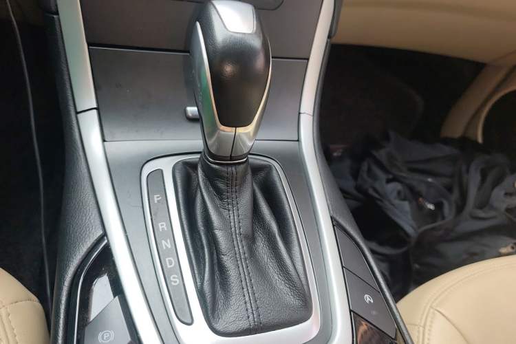 Used Ford Edge 2016 EcoBoost 245 Two-Wheel-Drive Titanium 5-Seater Gear Lever