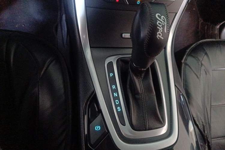 Used Ford Edge 2016 EcoBoost 245 Four-Wheel Drive Titanium Edition 7-Seater Gear Lever