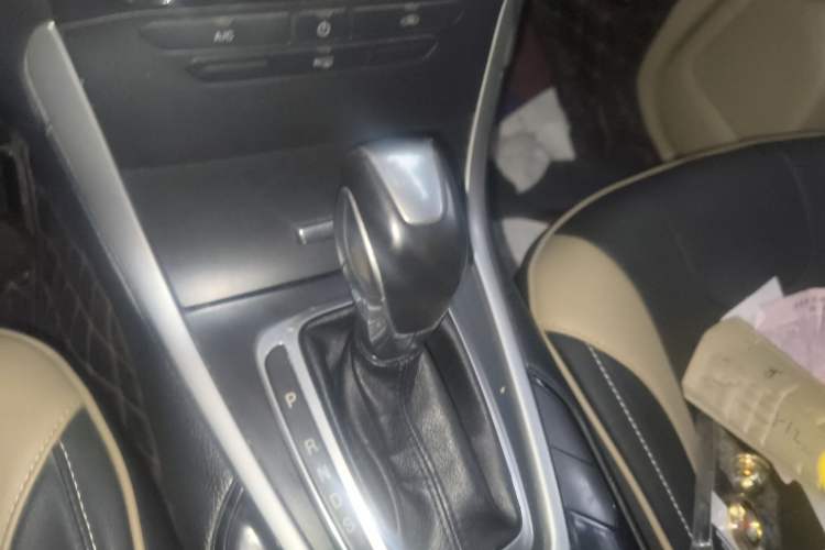 Used Ford Edge 2016 EcoBoost 245 Two-Wheel-Drive Titanium 5-Seater Gear Lever