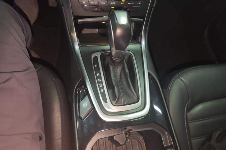 Used Ford Edge 2016 EcoBoost 245 Four-Wheel Drive Titanium Edition 7-Seater Gear Lever