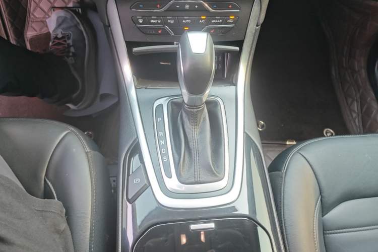 Used Ford Edge 2016 EcoBoost 245 Two-Wheel-Drive Titanium 7-Seater Gear Lever