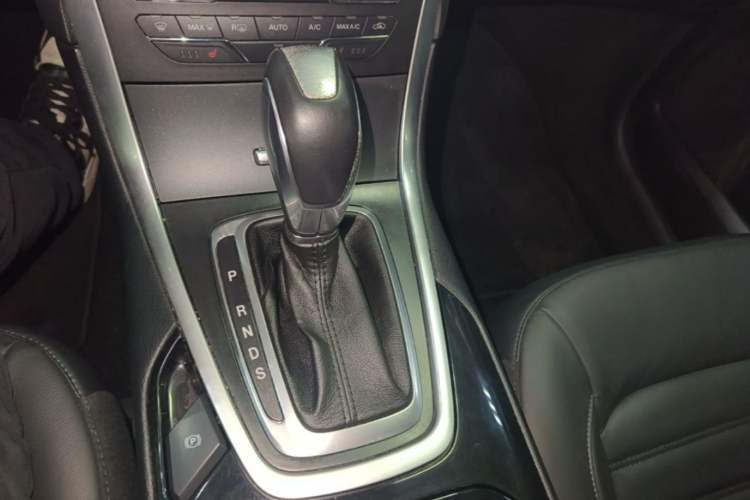 Used Ford Edge 2016 EcoBoost 245 Two-Wheel-Drive Titanium 7-Seater Gear Lever