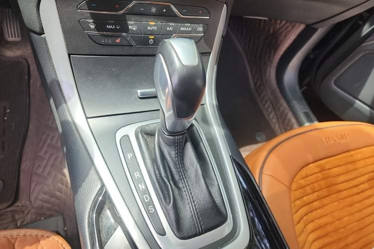 Used Ford Edge 2016 EcoBoost 245 Four-Wheel Drive Titanium Edition 7-Seater Gear Lever