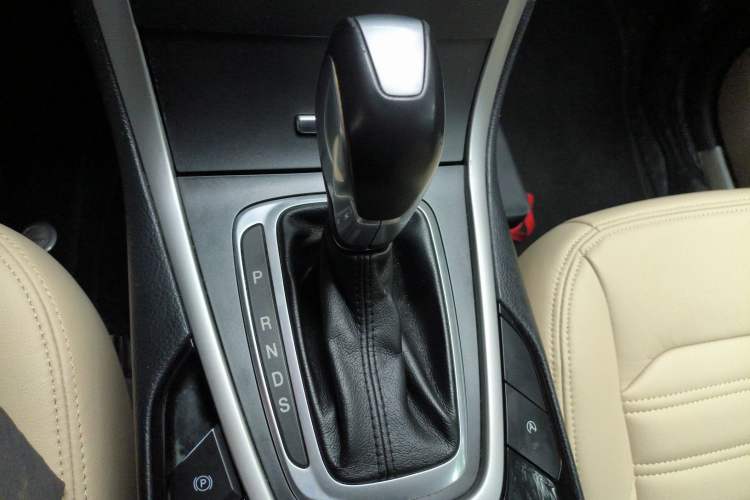 Used Ford Edge 2016 EcoBoost 245 Two-Wheel-Drive Titanium 5-Seater Gear Lever