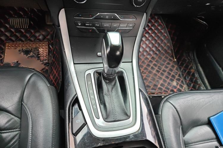 Used Ford Edge 2016 EcoBoost 245 Two-Wheel-Drive Titanium 7-Seater Gear Lever