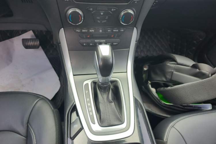 Used Ford Edge 2016 EcoBoost 245 Two-Wheel-Drive Platinum Edition 7-Seater Gear Lever