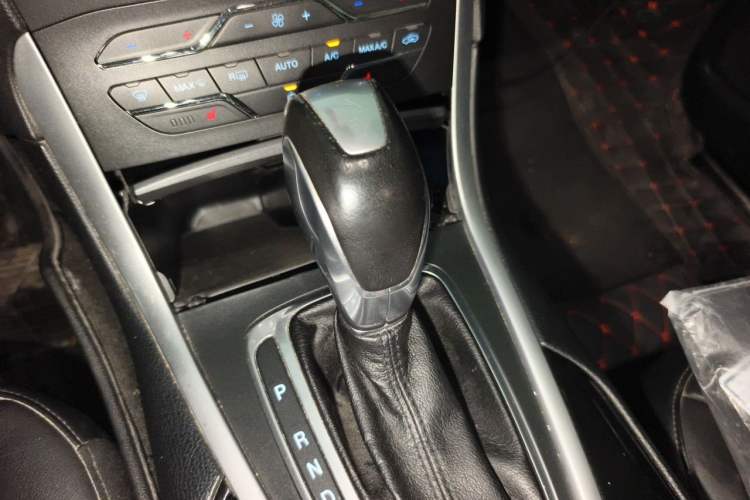 Used Ford Edge 2016 EcoBoost 245 Two-Wheel-Drive Titanium 7-Seater Gear Lever