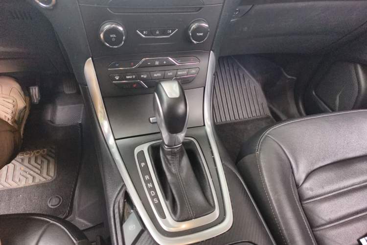 Used Ford Edge 2016 EcoBoost 245 Two-Wheel-Drive Titanium 7-Seater Gear Lever