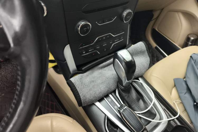 Used Ford Edge 2016 EcoBoost 245 Two-Wheel-Drive Titanium 7-Seater Gear Lever
