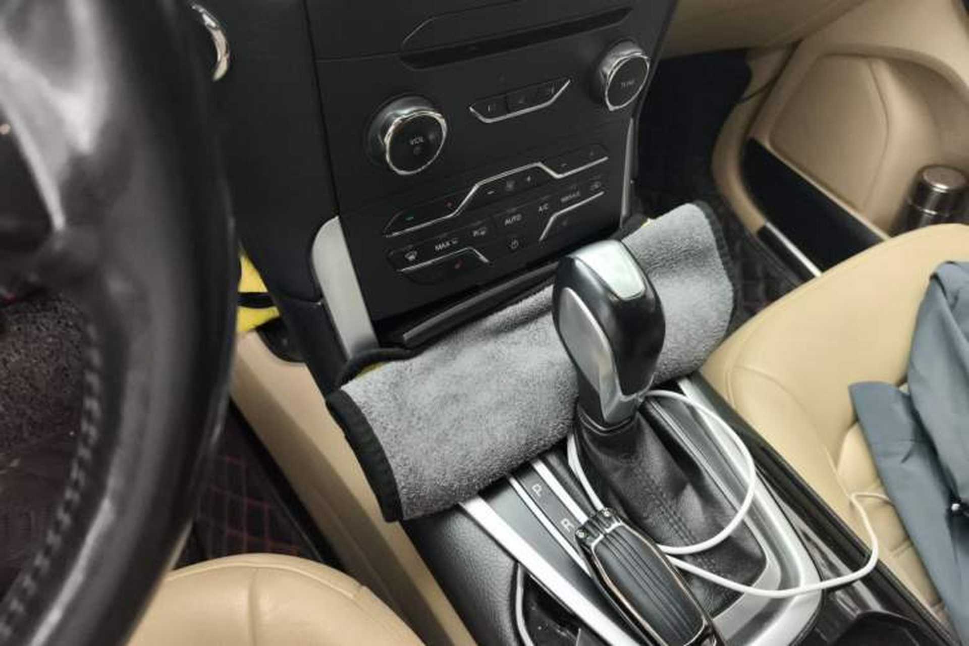 Used Ford Edge 2016 EcoBoost 245 Two-Wheel-Drive Titanium 7-Seater Gear Lever