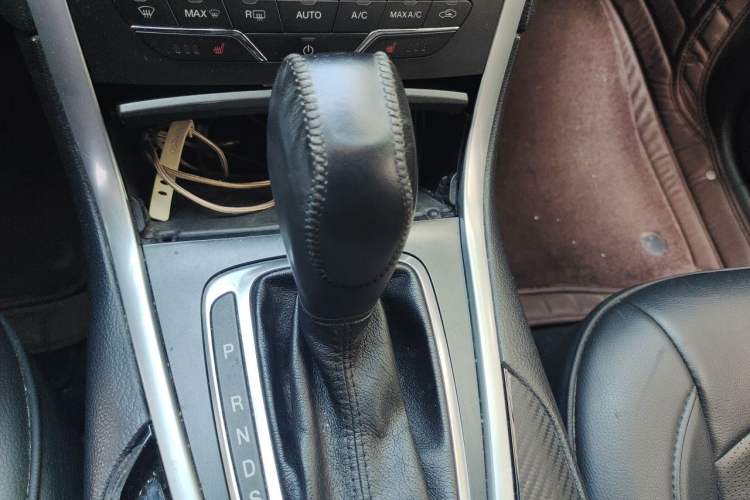 Used Ford Edge 2016 EcoBoost 245 Two-Wheel-Drive Titanium 7-Seater Gear Lever