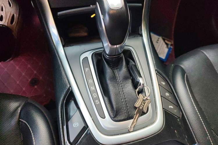 Used Ford Edge 2016 EcoBoost 245 Four-Wheel Drive Titanium 7-Seater Gear Lever