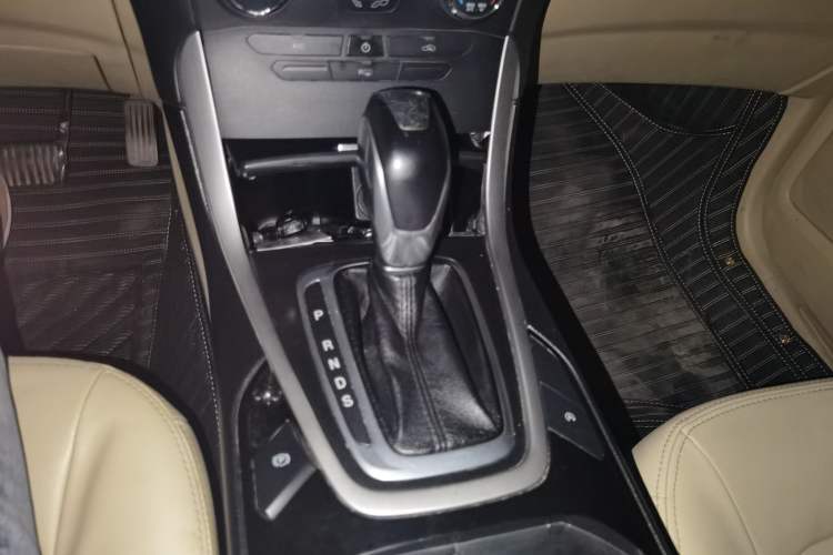 Used Ford Edge 2016 EcoBoost 245 Two-Wheel-Drive Titanium 5-Seater Gear Lever