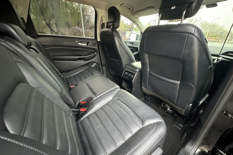 Used Ford Edge 2016 EcoBoost 245 Two-Wheel-Drive Platinum Edition 7-Seater Interior 2