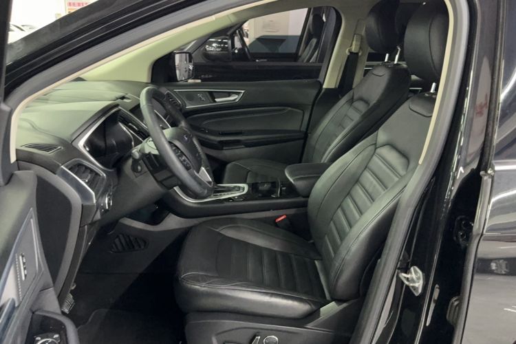 Used Ford Edge 2016 EcoBoost 245 Two-Wheel-Drive Titanium 7-Seater Interior 2