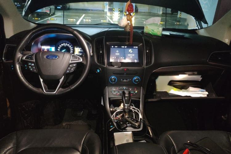 Used Ford Edge 2016 EcoBoost 245 Two-Wheel-Drive Titanium 7-Seater Interior 2