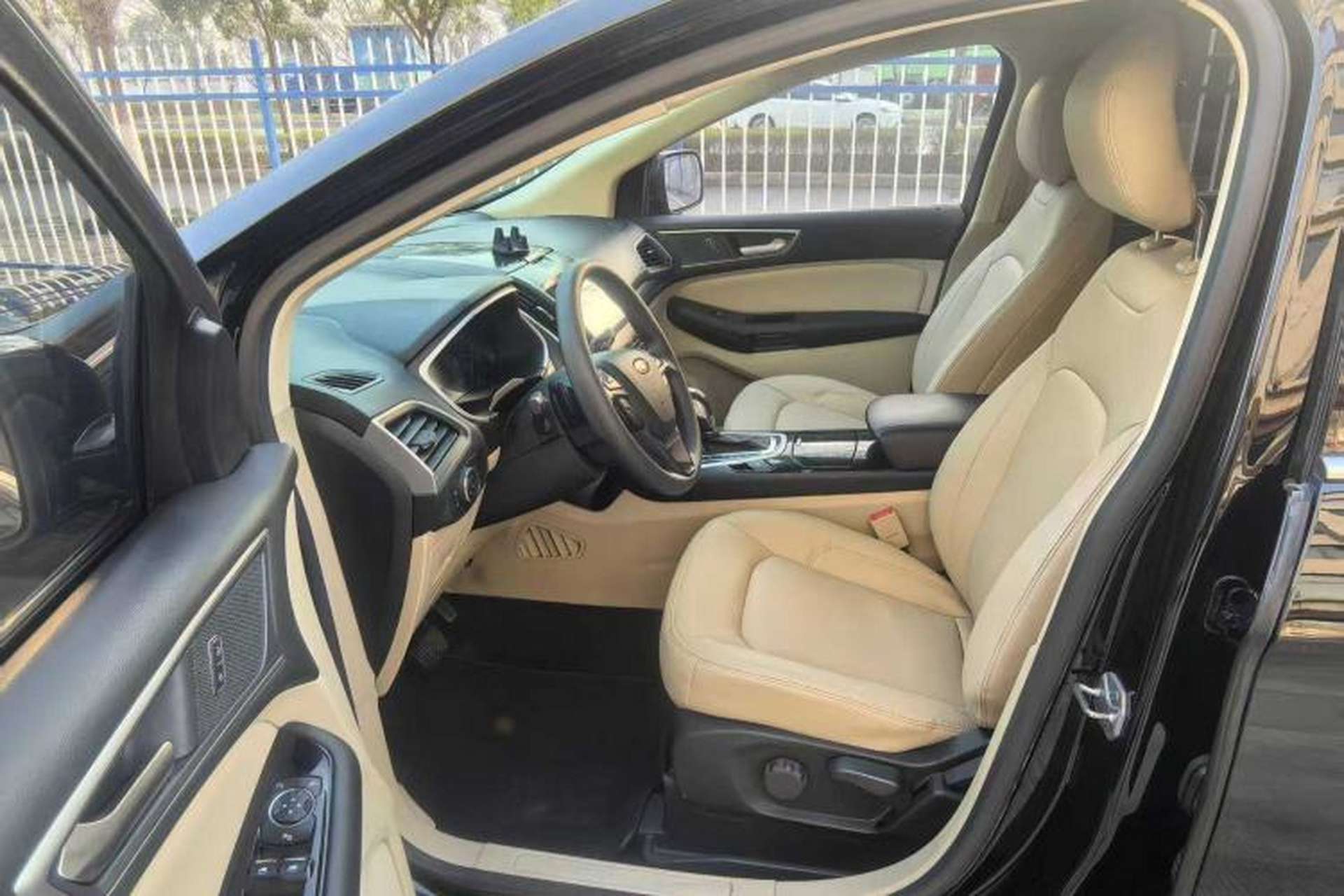 Used Ford Edge 2016 EcoBoost 245 Two-Wheel-Drive Titanium 5-Seater Interior 2