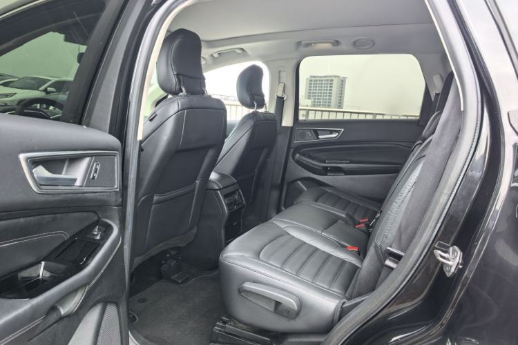 Used Ford Edge 2016 EcoBoost 245 Two-Wheel-Drive Titanium 7-Seater Interior 2
