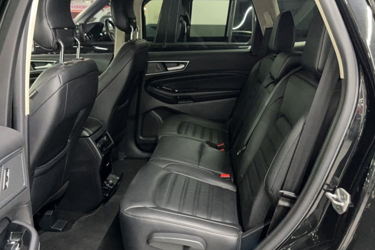 Used Ford Edge 2016 EcoBoost 245 Two-Wheel-Drive Titanium 7-Seater Interior 3