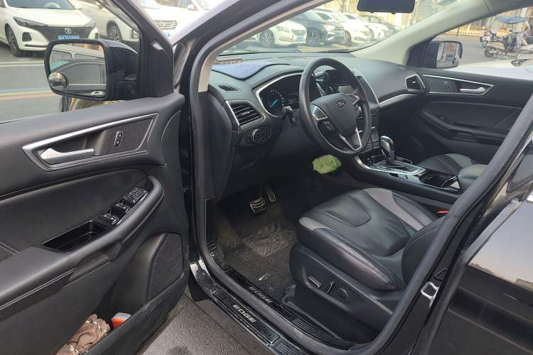 Used Ford Edge 2016 EcoBoost 330 V6 Four-Wheel Drive Sporty 7-Seater Interior 3