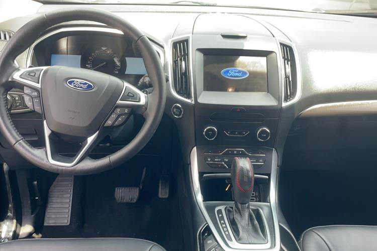 Used Ford Edge 2016 EcoBoost 245 Two-Wheel-Drive Titanium 7-Seater Interior 3