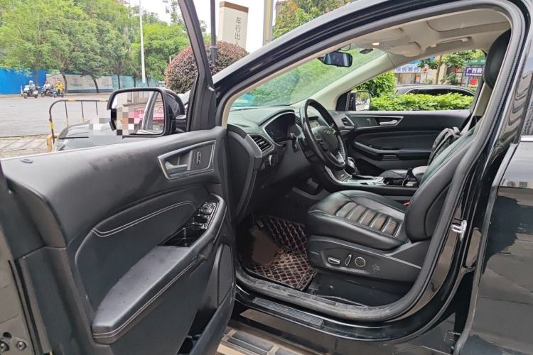 Used Ford Edge 2016 EcoBoost 245 Two-Wheel-Drive Titanium 7-Seater Interior 3