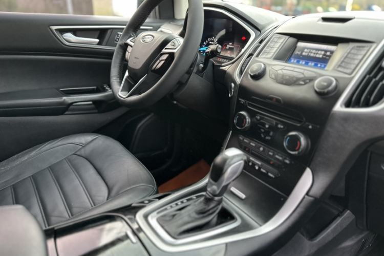 Used Ford Edge 2016 EcoBoost 245 Two-Wheel-Drive Platinum Edition 7-Seater Interior 4