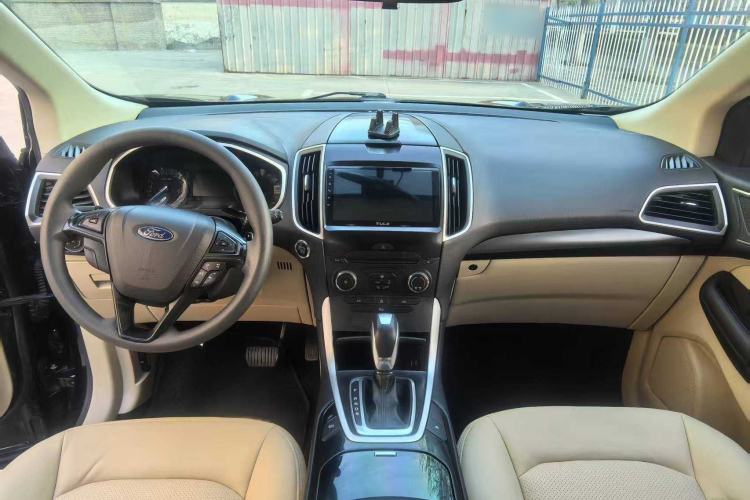 Used Ford Edge 2016 EcoBoost 245 Two-Wheel-Drive Titanium 5-Seater Interior 4