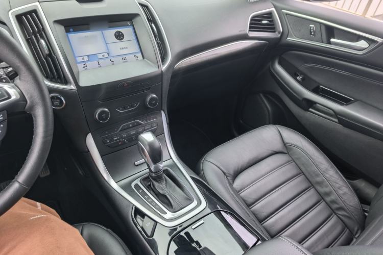 Used Ford Edge 2016 EcoBoost 245 Two-Wheel-Drive Titanium 7-Seater Interior 4