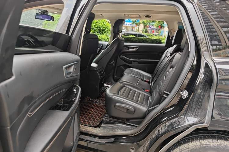 Used Ford Edge 2016 EcoBoost 245 Two-Wheel-Drive Titanium 7-Seater Interior 4
