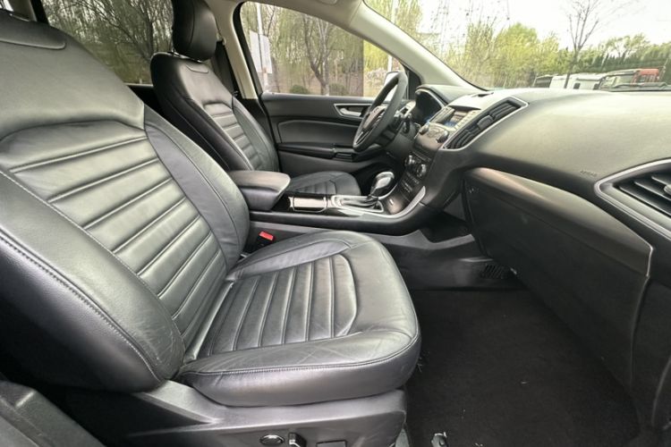 Used Ford Edge 2016 EcoBoost 245 Two-Wheel-Drive Platinum Edition 7-Seater Interior 5