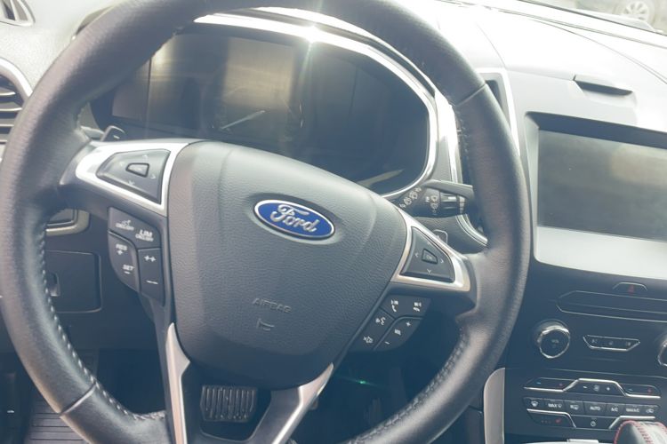 Used Ford Edge 2016 EcoBoost 245 Two-Wheel-Drive Titanium 7-Seater Interior 6