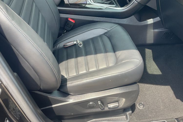 Used Ford Edge 2016 EcoBoost 245 Two-Wheel-Drive Titanium 7-Seater Interior 9